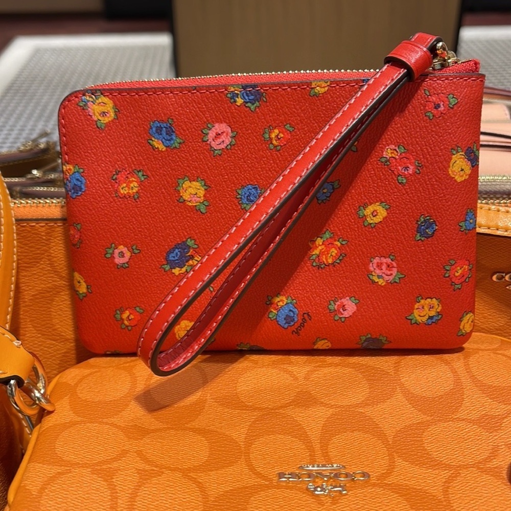Coach Corner Zip Wristlet With Mini Vintage Rose Print
IM/Miami Red Multi - Picture 14 of 16